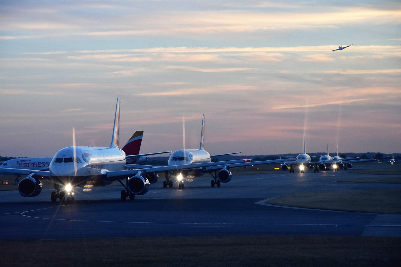 airport-4197563_1280